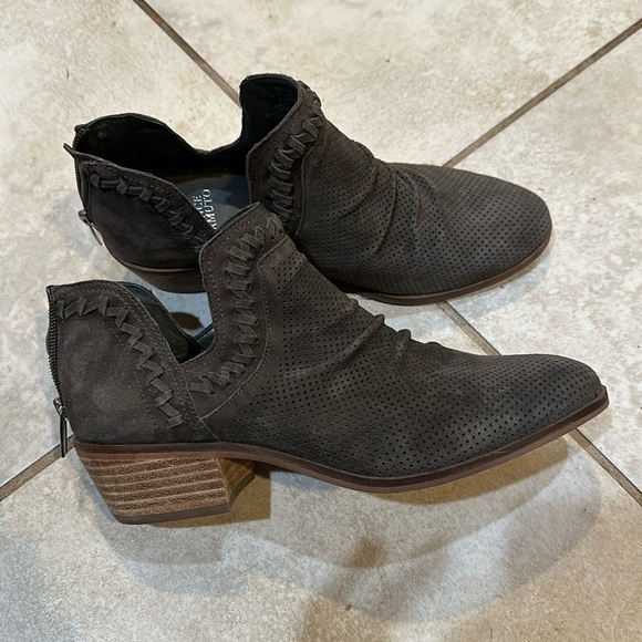 New! Vince Camuto Palmina Perforated Suede Ankle Boots 9 Booties - Picture 1 of 7